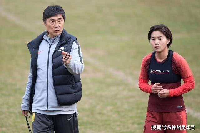 切尔西后卫科尔威尔赛后遭球迷质疑，现场气氛紧张
